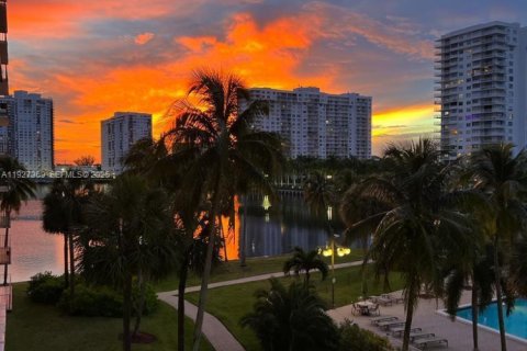 Condominio en alquiler en Aventura, Florida, 1 dormitorio, 85.28 m2 № 1990266 - foto 17