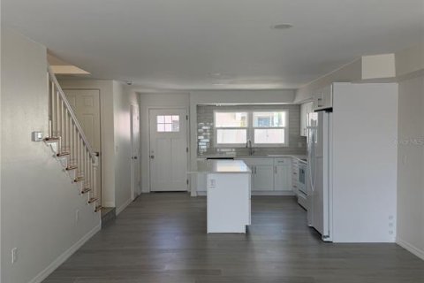 Townhouse in Clearwater, Florida 2 bedrooms, 145.48 sq.m. № 2234645 - photo 16