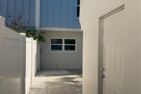 Townhouse in Clearwater, Florida 2 bedrooms, 145.48 sq.m. № 2234645 - photo 4