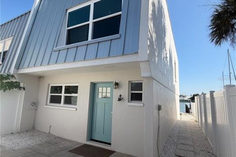 Townhouse in Clearwater, Florida 2 bedrooms, 145.48 sq.m. № 2234645 - photo 3