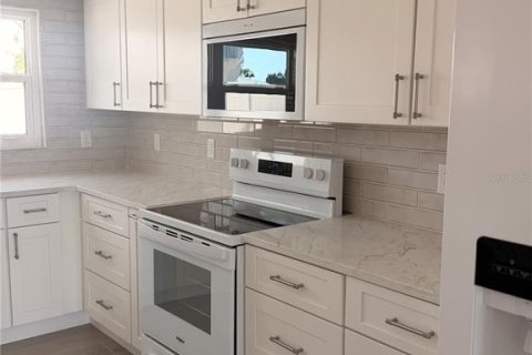 Townhouse in Clearwater, Florida 2 bedrooms, 145.48 sq.m. № 2234645 - photo 7