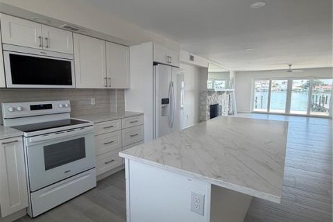 Townhouse in Clearwater, Florida 2 bedrooms, 145.48 sq.m. № 2234645 - photo 6