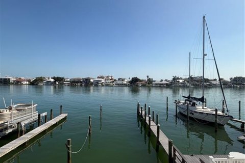 Townhouse in Clearwater, Florida 2 bedrooms, 145.48 sq.m. № 2234645 - photo 2
