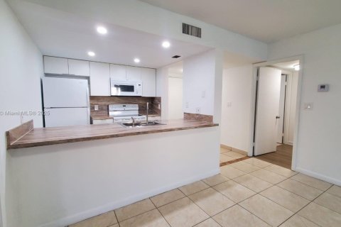 Copropriété à louer à Doral, Floride: 2 chambres, 92.16 m2 № 1930517 - photo 1