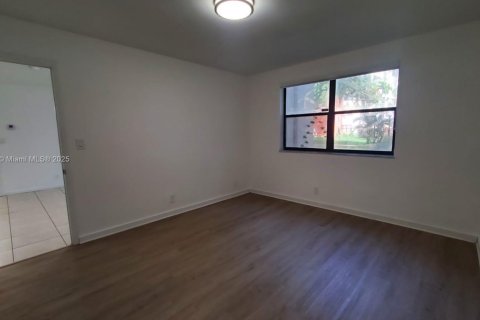 Copropriété à louer à Doral, Floride: 2 chambres, 92.16 m2 № 1930517 - photo 8