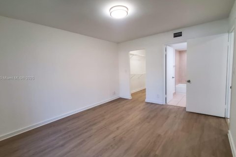 Copropriété à louer à Doral, Floride: 2 chambres, 92.16 m2 № 1930517 - photo 11