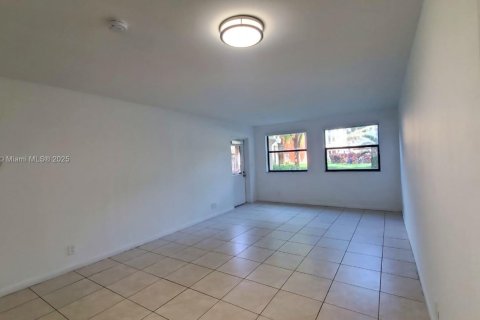 Copropriété à louer à Doral, Floride: 2 chambres, 92.16 m2 № 1930517 - photo 4