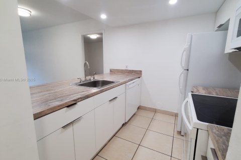 Copropriété à louer à Doral, Floride: 2 chambres, 92.16 m2 № 1930517 - photo 3