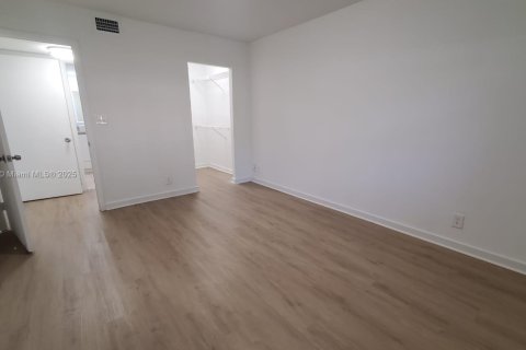 Copropriété à louer à Doral, Floride: 2 chambres, 92.16 m2 № 1930517 - photo 7