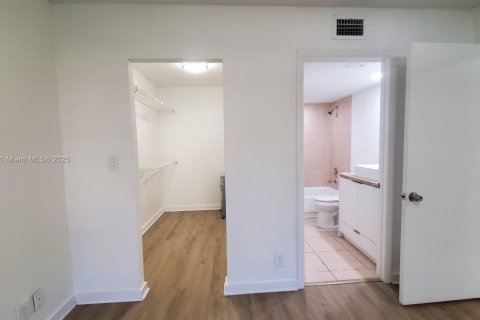 Copropriété à louer à Doral, Floride: 2 chambres, 92.16 m2 № 1930517 - photo 6