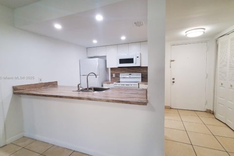 Copropriété à louer à Doral, Floride: 2 chambres, 92.16 m2 № 1930517 - photo 2