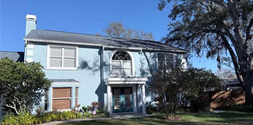 House in Tampa, Florida 5 bedrooms, 384.99 sq.m. № 2166191