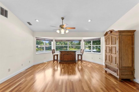 House in Tampa, Florida 5 bedrooms, 384.99 sq.m. № 2166191 - photo 8