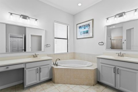 House in Lutz, Florida 4 bedrooms, 295.62 sq.m. № 1657516 - photo 24