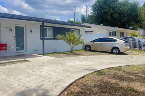 House in Miami Gardens, Florida 4 bedrooms, 210.89 sq.m. № 1947117 - photo 11