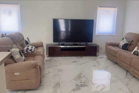 House in Miami Gardens, Florida 4 bedrooms, 210.89 sq.m. № 1947117 - photo 4
