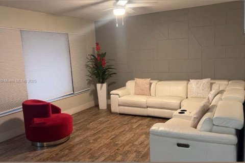 House in Miami Gardens, Florida 4 bedrooms, 210.89 sq.m. № 1947117 - photo 1