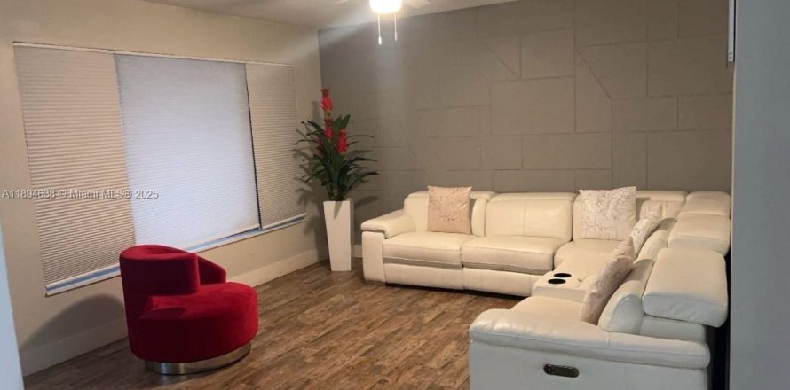 House in Miami Gardens, Florida 4 bedrooms, 210.89 sq.m. № 1947117
