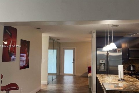 House in Miami Gardens, Florida 4 bedrooms, 210.89 sq.m. № 1947117 - photo 2