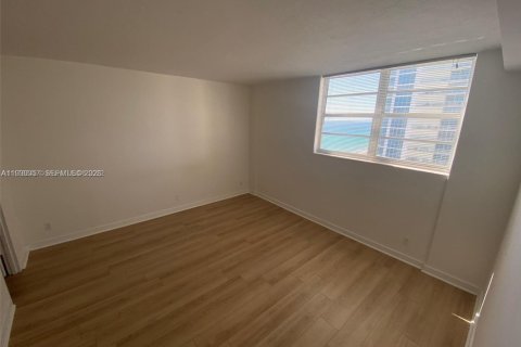 Copropriété à louer à Hollywood, Floride: 1 chambre, 82.03 m2 № 1996537 - photo 2