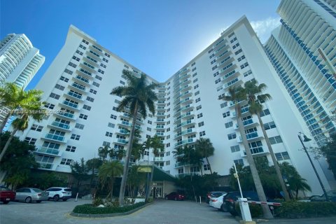 Copropriété à louer à Hollywood, Floride: 1 chambre, 82.03 m2 № 1996537 - photo 12