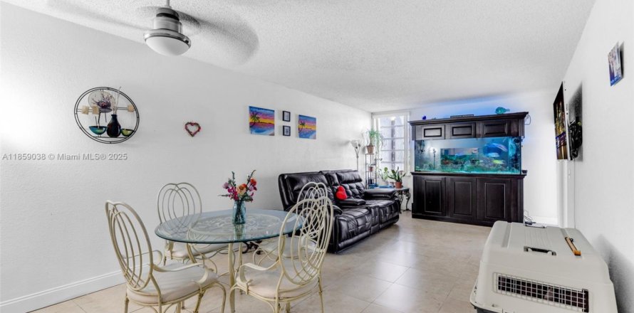 Condominio en Hialeah, Florida, 1 dormitorio  № 1887910