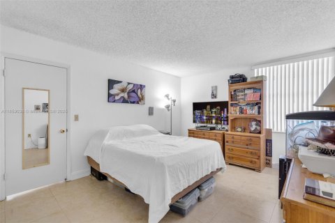 Condominio en venta en Hialeah, Florida, 1 dormitorio, 76.18 m2 № 1887910 - foto 13