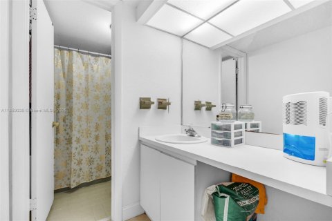 Condominio en venta en Hialeah, Florida, 1 dormitorio, 76.18 m2 № 1887910 - foto 17