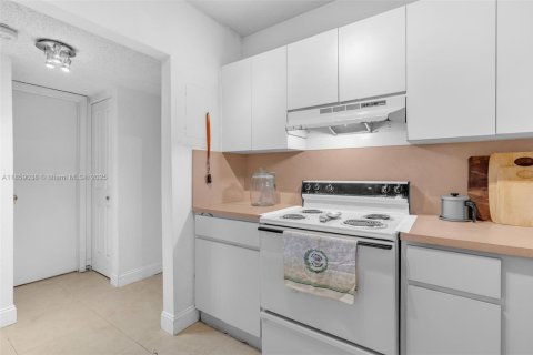 Condominio en venta en Hialeah, Florida, 1 dormitorio, 76.18 m2 № 1887910 - foto 8