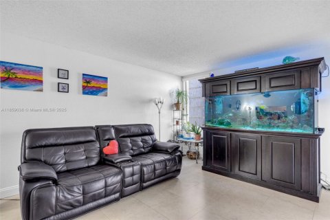 Condominio en venta en Hialeah, Florida, 1 dormitorio, 76.18 m2 № 1887910 - foto 5
