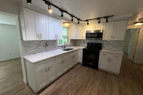 House in Holiday, Florida 2 bedrooms, 147.71 sq.m. № 2157740 - photo 20