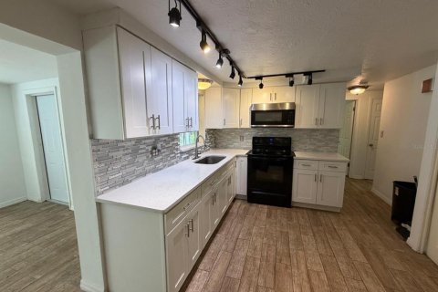 House in Holiday, Florida 2 bedrooms, 147.71 sq.m. № 2157740 - photo 7