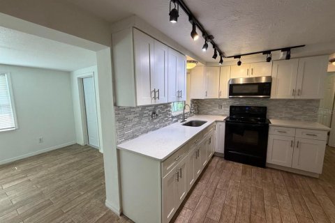 House in Holiday, Florida 2 bedrooms, 147.71 sq.m. № 2157740 - photo 5