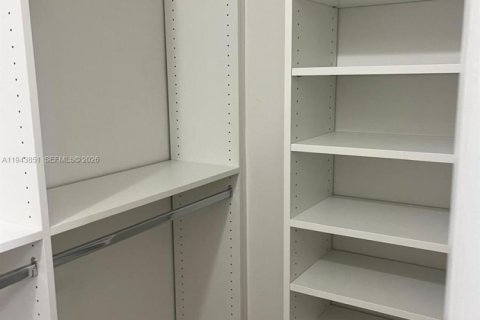 Casa en alquiler en Miami, Florida, 4 dormitorios, 185.8 m2 № 2059951 - foto 7