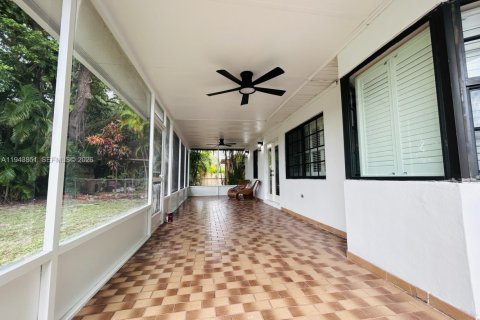 Casa en alquiler en Miami, Florida, 4 dormitorios, 185.8 m2 № 2059951 - foto 18