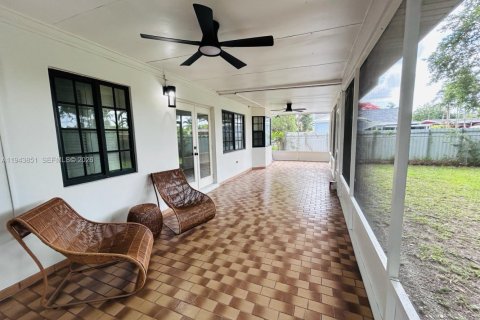 Casa en alquiler en Miami, Florida, 4 dormitorios, 185.8 m2 № 2059951 - foto 16