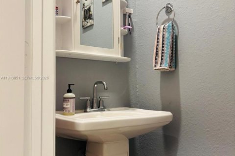 Casa en alquiler en Miami, Florida, 4 dormitorios, 185.8 m2 № 2059951 - foto 2