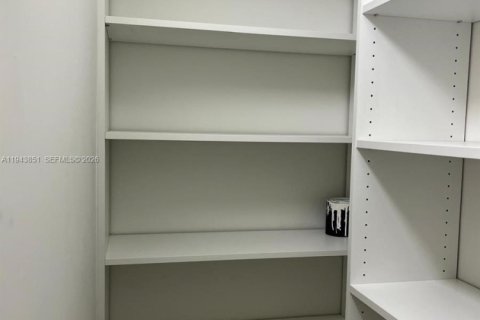 Casa en alquiler en Miami, Florida, 4 dormitorios, 185.8 m2 № 2059951 - foto 8