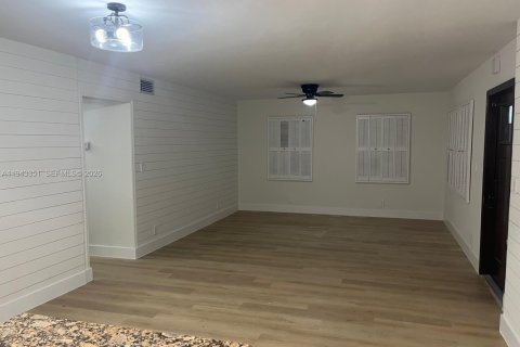 Casa en alquiler en Miami, Florida, 4 dormitorios, 185.8 m2 № 2059951 - foto 6