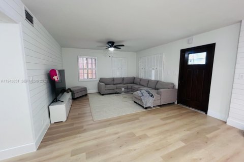 Casa en alquiler en Miami, Florida, 4 dormitorios, 185.8 m2 № 2059951 - foto 5