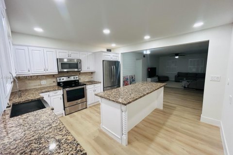 Casa en alquiler en Miami, Florida, 4 dormitorios, 185.8 m2 № 2059951 - foto 12