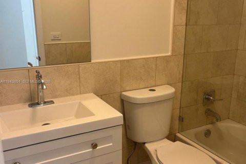 Casa en alquiler en Miami, Florida, 4 dormitorios, 185.8 m2 № 2059951 - foto 10