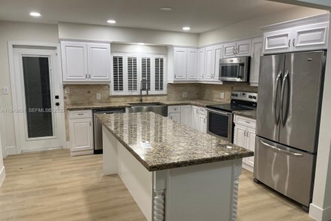 Casa en alquiler en Miami, Florida, 4 dormitorios, 185.8 m2 № 2059951 - foto 9