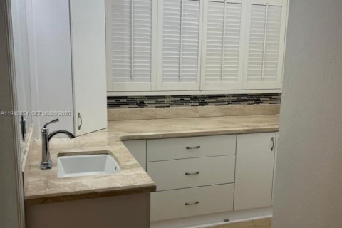 Casa en alquiler en Miami, Florida, 4 dormitorios, 185.8 m2 № 2059951 - foto 4