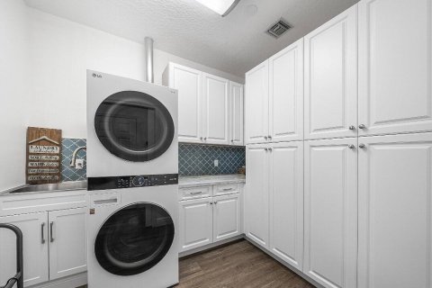 House in Lake Worth, Florida 6 bedrooms, 434.04 sq.m. № 2187120 - photo 29