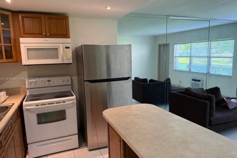 Condo in Boca Raton, Florida, 1 bedroom  № 1940255 - photo 1