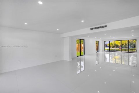 Casa en venta en Hallandale Beach, Florida, 5 dormitorios, 484.95 m2 № 1731606 - foto 24