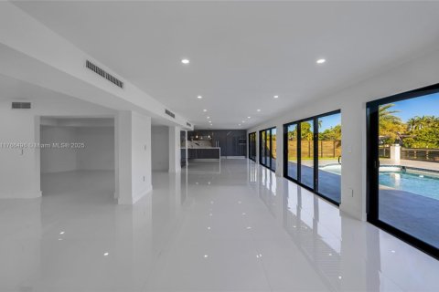 Casa en venta en Hallandale Beach, Florida, 5 dormitorios, 484.95 m2 № 1731606 - foto 25