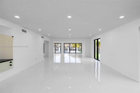 Casa en venta en Hallandale Beach, Florida, 5 dormitorios, 484.95 m2 № 1731606 - foto 19