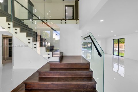 Casa en venta en Hallandale Beach, Florida, 5 dormitorios, 484.95 m2 № 1731606 - foto 16